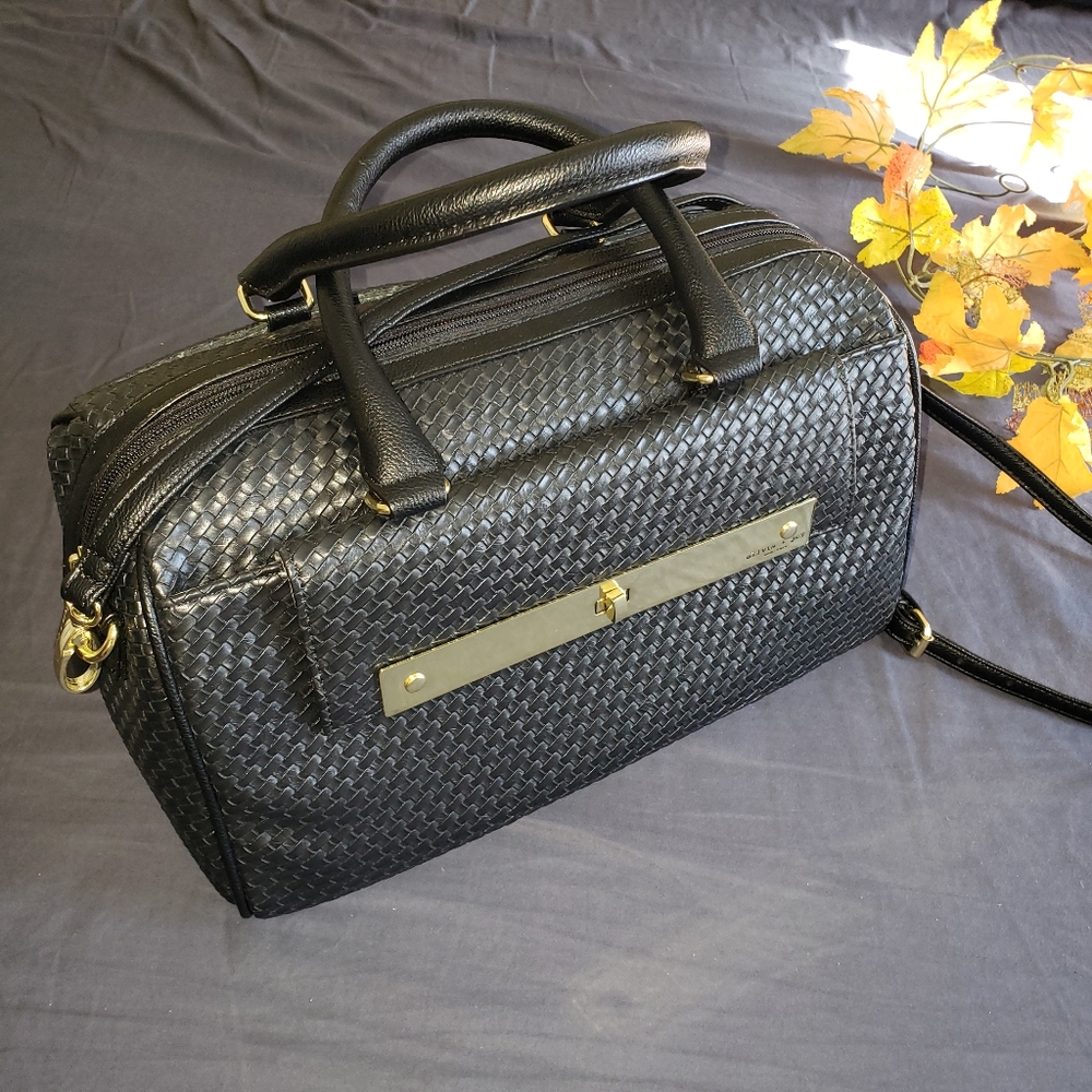 Black woven pattern handbag w/shoulder strap